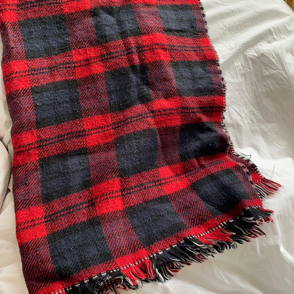 Oversized scarf with reversible sides